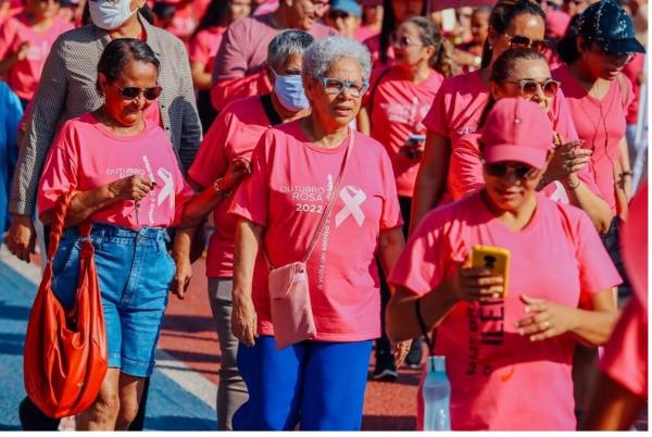 Regina Sousa alerta para diagnóstico precoce do câncer de mama em caminhada(Imagem:Divulgação)