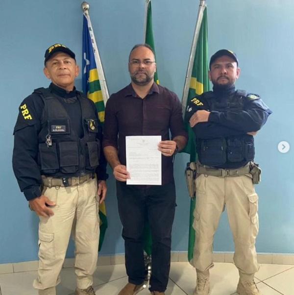 Representantes da Polícia Rodoviária Federal em Floriano estiveram na Câmara Municipal para oficializar o convite ao vereador Joab Curvina.(Imagem:Reprodução/Instagram)