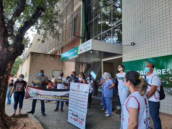 Representantes de categorias de profissionais da saúde se reuniram diante do HGV, no Centro de Teresina.(Imagem:Divulgação/ Senatepi)