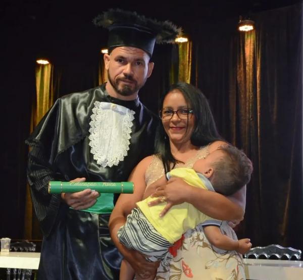  Vladimir com a esposa e o filho durante colação de grau em Teresina.(Imagem: Arquivo Pessoal )