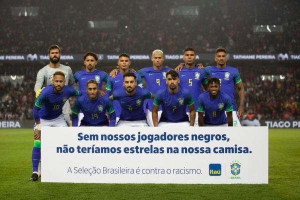  Embora a seleção tenha se manifestado contra o racismo antes da partida, uma banana foi arremessada ao campo durante comemoração de Richarlison, após o segundo gol do Brasil.(Imagem:Lucas Figueiredo/CBF/Direitos Reservados)