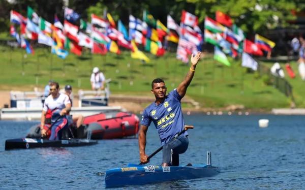 Emocionante! Na raia de número 7 Isaquias cruzou os primeiros 250m na segunda posição, atrás apenas do chinês Pengfei. Alongando a remada e tentando controlar o desgaste físico, o(Imagem:Reprodução)