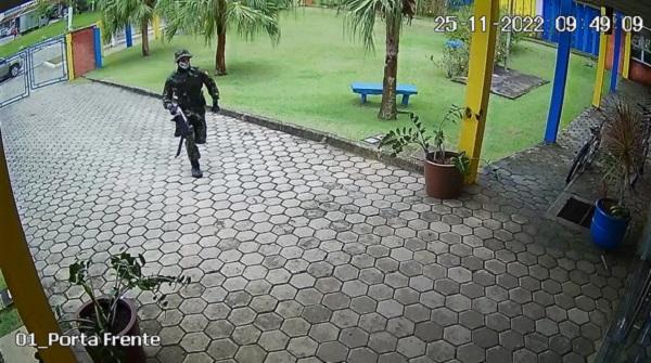 Momento em que atirador entra em escola de Aracruz, Norte do ES.(Imagem:Reprodução / Câmera de Monitoramento)