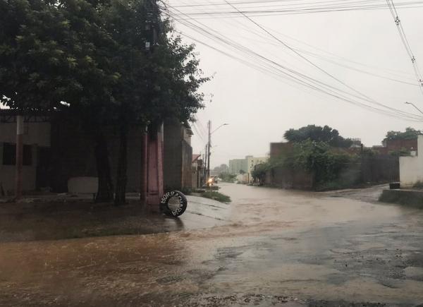 De acordo com o boletim divulgado pela Secretaria Municipal de Defesa Civil (Semdef), na noite de domingo (16), Teresina já está com 523 famílias desabrigadas, com 475 sendo alojad(Imagem:Reprodução)