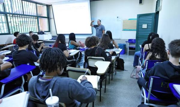 Programa Pé de Meia. Professor durante aula para alunos da escola Setor Oeste.(Imagem:Antônio Cruz/Agência Brasil)