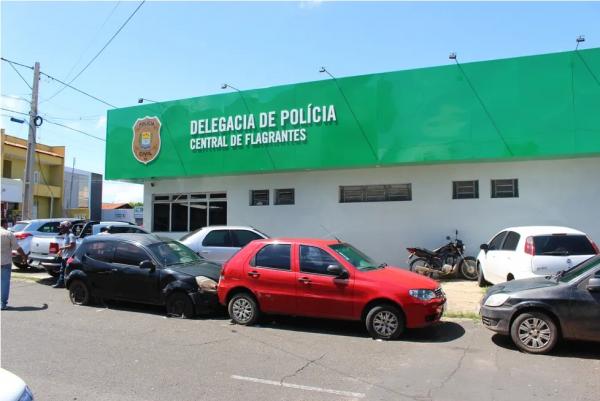 Arma de fogo de fabricação caseira foi levada para a Central de Flagrantes de Teresina(Imagem:Lucas Marreiros)