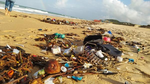 Lixo encontrado em praia de Baía Formosa, no litoral Sul do Rio Grande do Norte.(Imagem:Fernanda Zauli/G1)