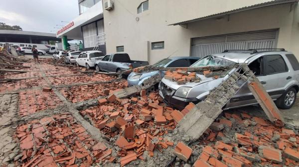 Muro caiu em cima de carros durante temporal em Água Branca, no Piauí(Imagem:Renan Nunes)