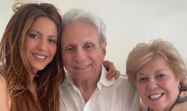  Shakira com seus pais.(Imagem:Reprodução / Instagram )