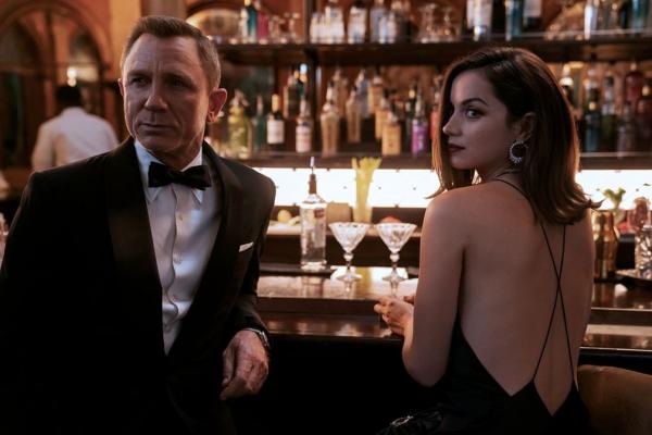 Daniel Craig e Ana de Armas em cena de 