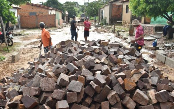 Prefeitura de Floriano dá início a construção de 115 mil m² de calçamento do Avançar Cidades.(Imagem:Secom)
