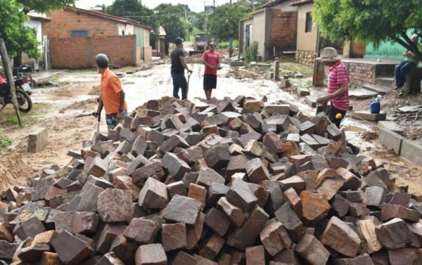  Prefeitura de Floriano dá início a construção de 115 mil m² de calçamento do Avançar Cidades.(Imagem:Secom)