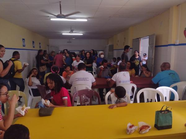 Rotary Club de Floriano Médio Parnaíba promove ação de solidariedade na APAE com entrega de brindes e dafé da manhã.(Imagem:FlorianoNews)