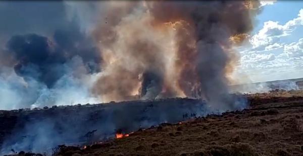 Imagem aérea mostra incêndio que atinge seis cidades no Sul do Piauí.(Imagem:Reprodução)