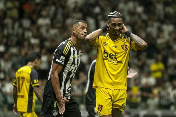 Derik lamenta derrota gol sofrido pelo Sport contra o Atlético-MG.(Imagem: Fernando Moreno/AGIF)