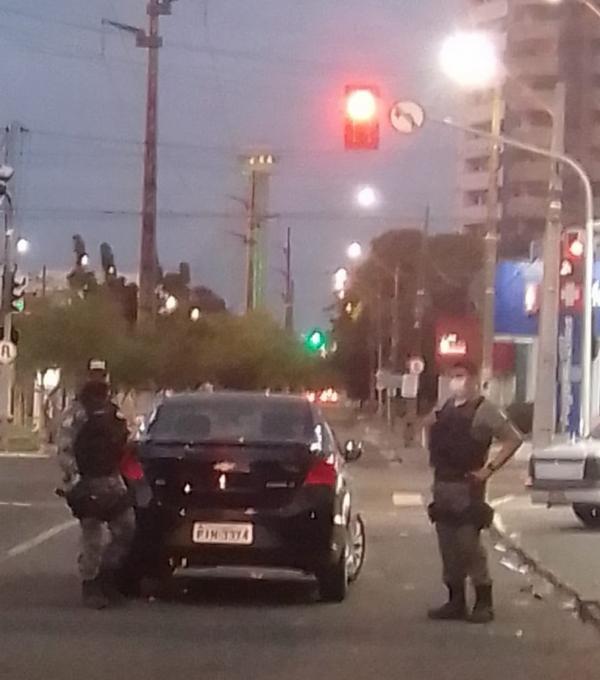 A Polícia Militar fez o isolamento do local do crime até a chegada das equipes da Perícia Criminal. O caso deve ser investigado pelo Departamento de Homicídios e Proteção à Pessoa(Imagem:Reprodução)