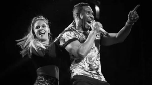 A dançarina Ellen Mascarenhas com Beto Jamaica no palco.(Imagem:Divulgação)