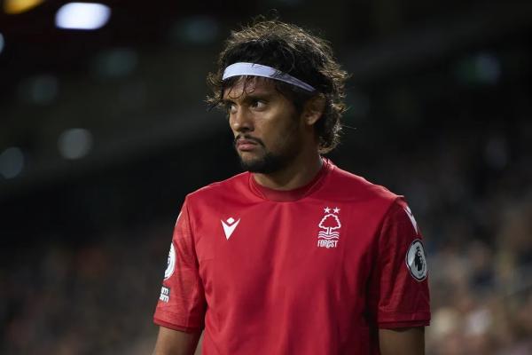 Gustavo Scarpa em ação no Nottingham Forest.(Imagem:Manuel Queimadelos/Quality Sport Images/Getty Imag)