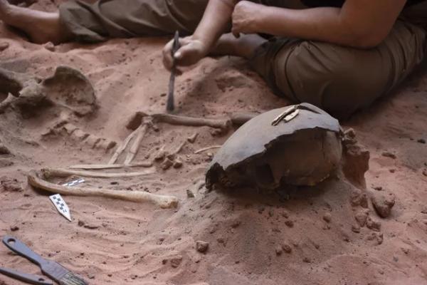 Novo esqueleto encontrado com braceletes indica existência de 