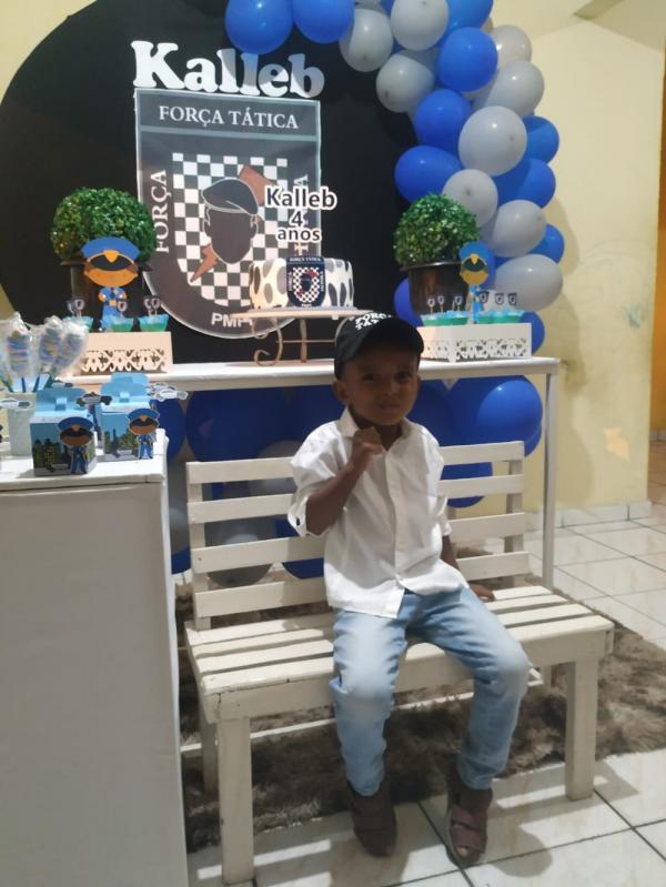 Kalleb, de apenas 4 anos, sonha em seguir a carreira policial.(Imagem:Divulgação/ PM)