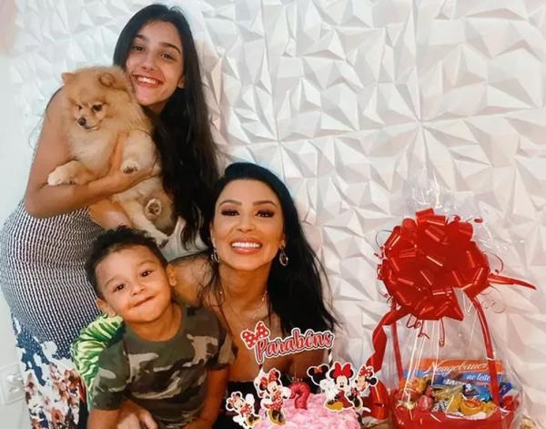 Jenny Miranda com os filhos, Bia Miranda e Enrico, em 2020.(Imagem:Reprodução/Instagram)