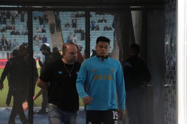 Arezo foi expulso por peitar o árbitro.(Imagem:Rafael Favero / ge)