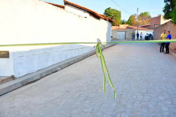 Vereadores de Floriano participam de entrega das primeiras ruas calçadas do projeto PlanMob(Imagem:CMF)