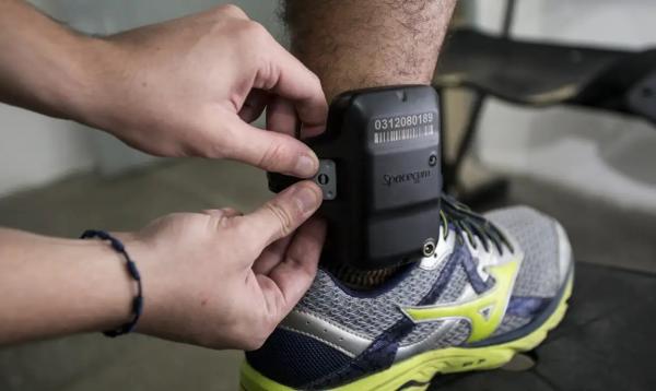 Tornozeleira eletrônica.(Imagem:Tiago Stille/Gov.Ceará)
