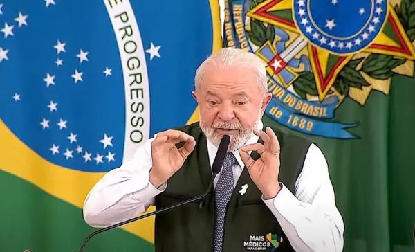 O presidente Lula durante cerimônia de sanção da lei que retomou o programa Mais Médicos.(Imagem:Reprodução/TV BrasilGov)