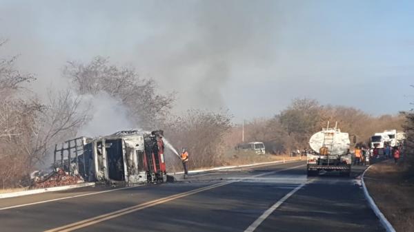 Caminhão e carga incendiaram totalmente na BR-230, em Oeiras(Imagem:Divulgação/PRF)