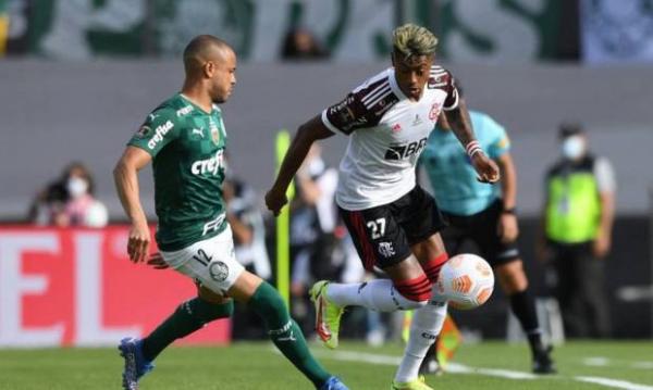 Mayke, do Palmeiras, e Bruno Henrique, do Flamengo, disputam a bola nos primeiros minutos de jogo no estádio Centenário, em Montevidéu.(Imagem:PABLO PORCIUNCULA / AFP)