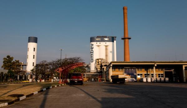Fábrica da Ambev em Jaguariúna (SP) é um dos locais com vagas de emprego abertas(Imagem:Marcelo Brandt)