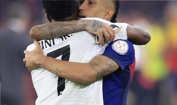 Raphinha abraça Vinícius Jr em jogo Barcelona x Real Madrid.(Imagem:REUTERS/Borja Suarez)