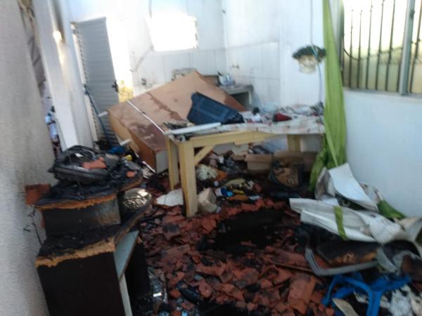 Casa fica destruída após pegar fogo no Residencial Cajueiro em Floriano(Imagem:FlorianoNes)