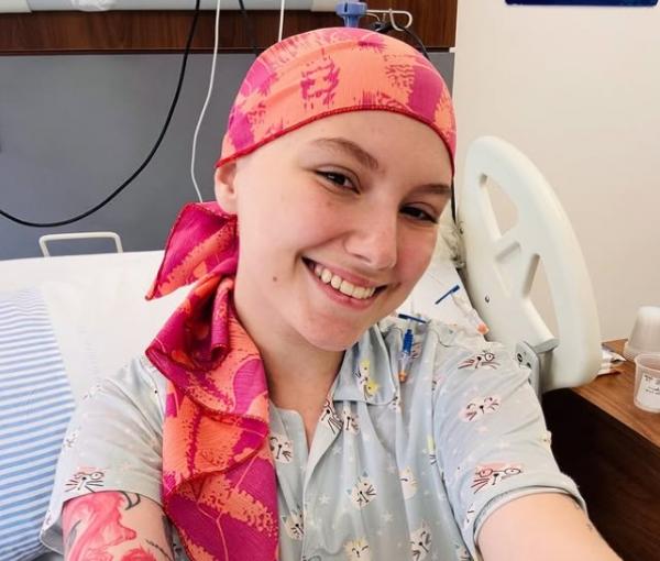 Morreu neste s&aacute;bado (10) a influenciadora Isabel Veloso, aos 19 anos, v&iacute;tima de complica&ccedil;&otilde;es por um c&acirc;ncer. A informa&ccedil;&atilde;o foi confirmada pelo marido dela, Lucas Borbas. Ela deixa um(Imagem:Reprodu&ccedil;&atilde;o/Redes sociais)