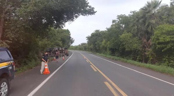 Carreta que transportava material tóxico tomba na BR-343, município de Campo Maior, Norte do Piauí.(Imagem:PRF)