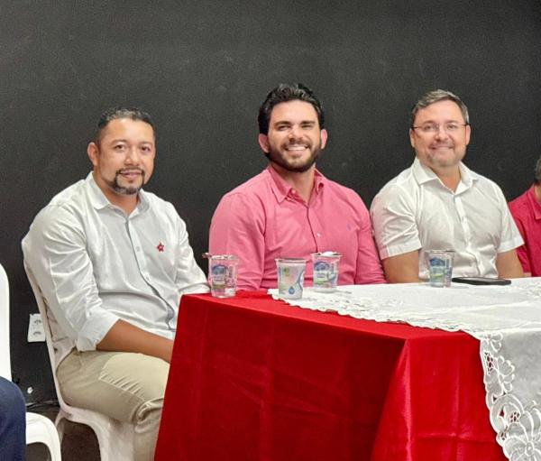 Deputado Dr. Marcus Vinícius prestigia posse de Enofre Carvalho na presidência do PT em Floriano.(Imagem:Ascom)