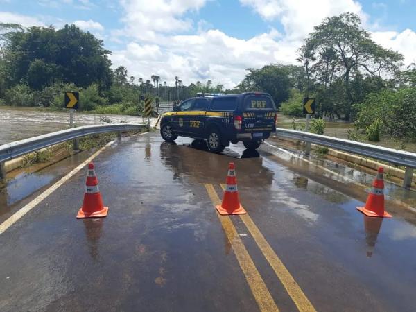 Chuva causa alagamento e trecho da BR-222 é interditado nos dois sentidos em Piripiri, no Piauí.(Imagem:Divulgação/PRF)
