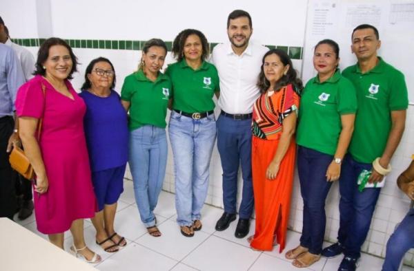 Secretário Washington Bandeira com professores e gestores da educação.(Imagem:Divulgação)