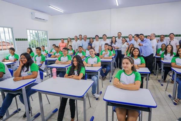 Governador inaugura primeira escola de tempo integral dentro de assentamento em Buriti do Lopes.(Imagem:Divulgação)