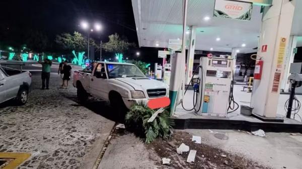 Motorista sem habilitação perde controle de caminhonete, invade contramão e atinge posto de combustíveis em Parnaíba.(Imagem:CITAN)