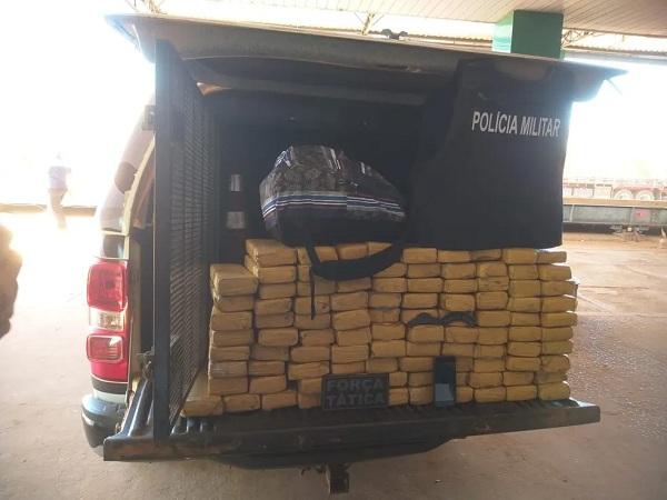 Quase 100 tabletes de maconha são apreendidas em ônibus e passageiro é preso no Sul do Piauí.(Imagem:Divulgação /PM-PI)