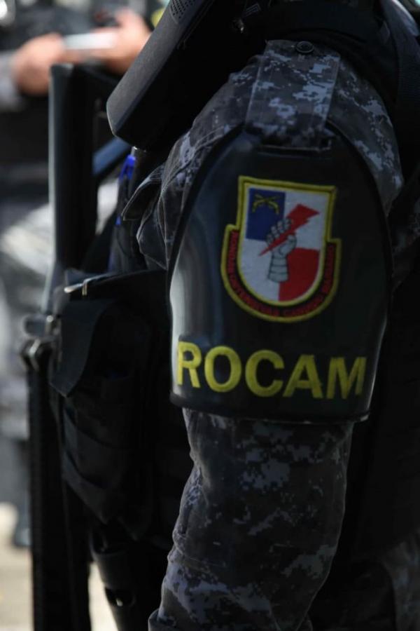 Homem com distúrbios mentais é contido pela polícia após tumulto no centro de Floriano(Imagem:Reprodução)