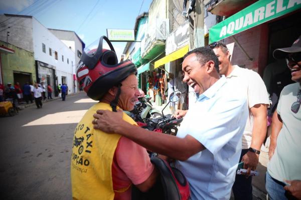  Joel &eacute; recebido por populares ao lado de Margarete durante visita ao mercado de S&atilde;o Raimundo Nonato(Imagem:Ascom)