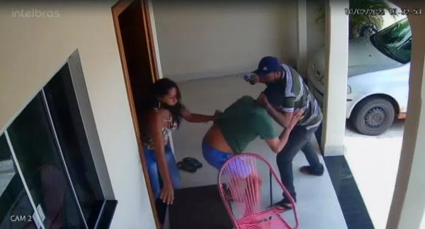Casal finge ser cliente e rouba quase R$ 100 mil em joias em residência no Sul do Piauí.(Imagem:Reprodução/TV Clube)