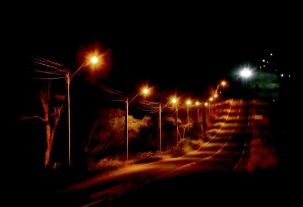 Infraestrutura trabalha na ampliação da iluminação pública em Floriano.(Imagem:Secom)