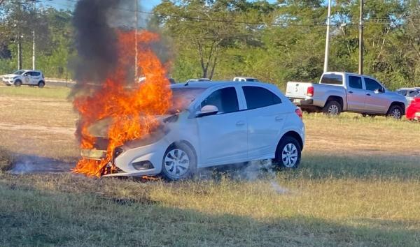 Carro pega fogo no setor de esportes da UFPI.(Imagem:Reprodução/Redes sociais)