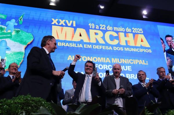 Ciro Nogueira discursa na Marcha dos Prefeitos e leva Jair Bolsonaro, que é aplaudido(Imagem:Ascom)