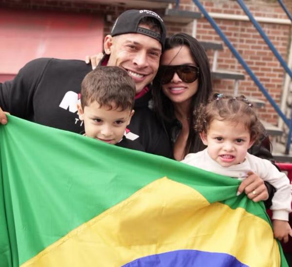 Ramon Dino chega ao Brasil após título do Mr. Olympia.(Imagem:Reprodução/Instagram)