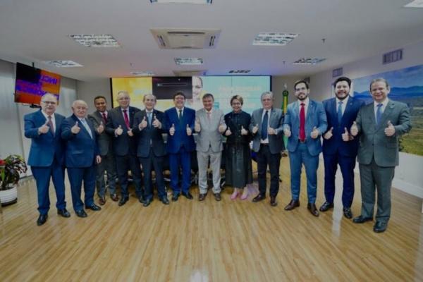 Deputados do Piauí com o governador do estado, Rafael Fonteles (PT), que acompanhou a votação.(Imagem:Divulgação/Ccom)